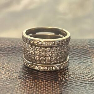 14k white gold pave style ring. 2 carats total diamonds. Selling bc divorced!!!